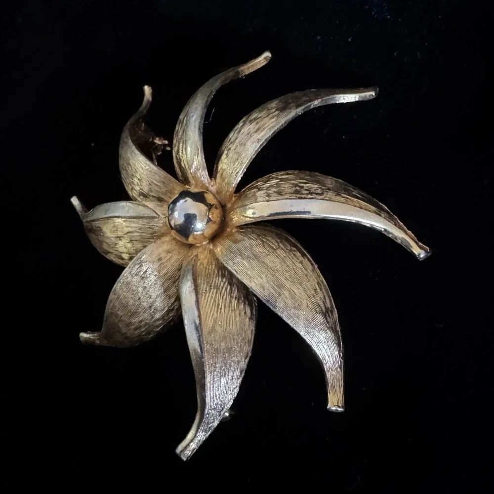Vintage Gold Tone Textured Petal Flower Pinwheel Brooch Statement Pin 2.75